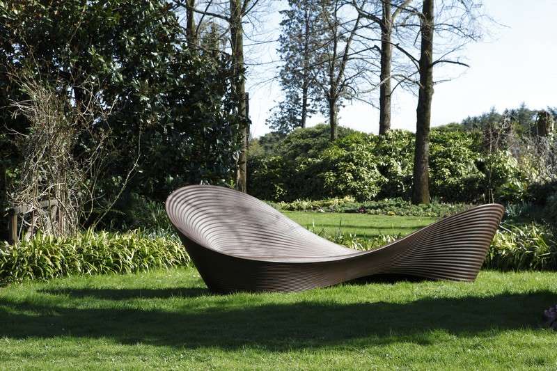 Magis Folly Bank für den Außenbereich, braunes Designobjekt im Garten auf Rasen.