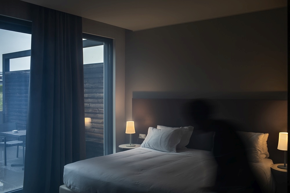 Schlafzimmer mit Nachttischleuchte, Birdie Easy Tavolo Tischleuchte von Foscarini in Schwarz, modernes Design.