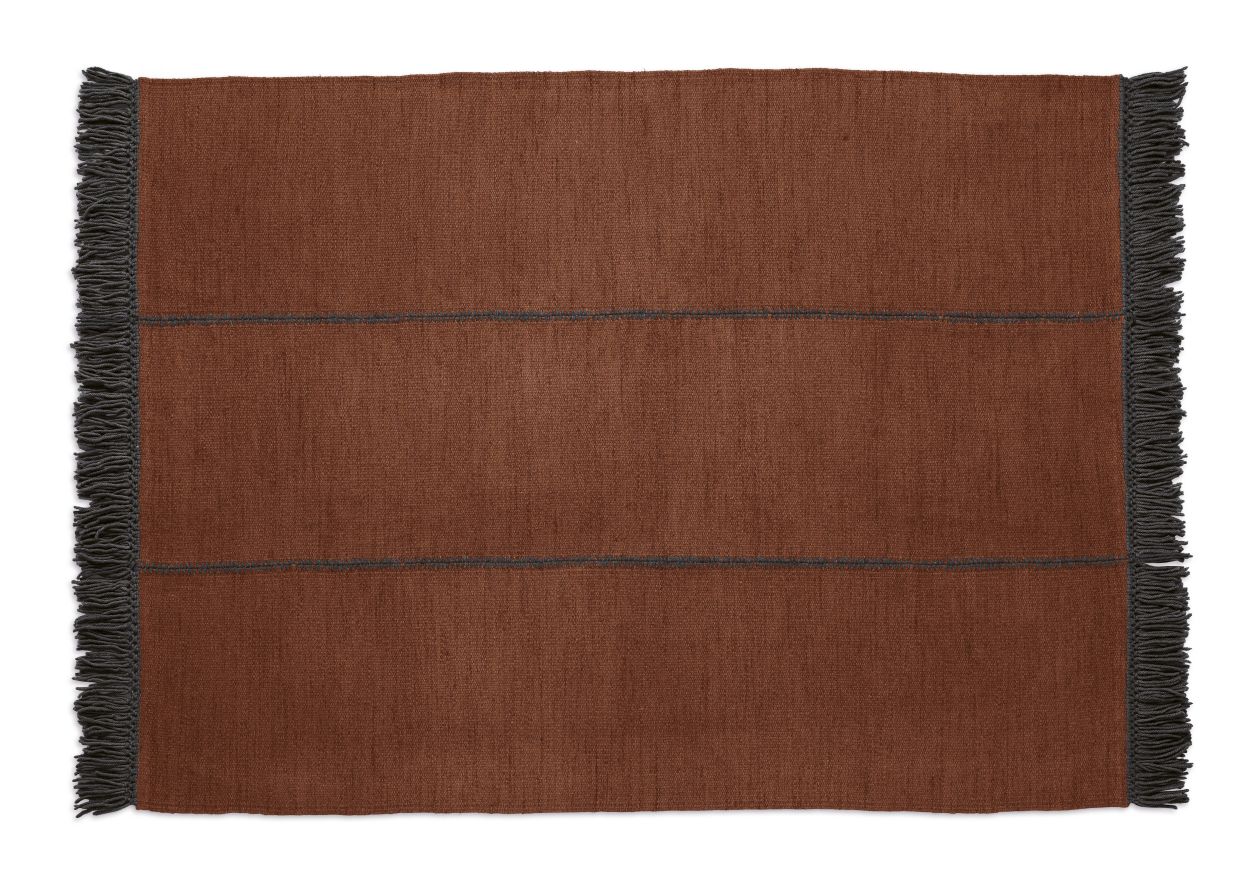 Brauner Mía Teppich von Nanimarquina (200x300cm) mit Fransen und feinen, dunklen Zierstreifen. Hochwertiger Teppich für Wohnzimmer und Schlafzimmer.