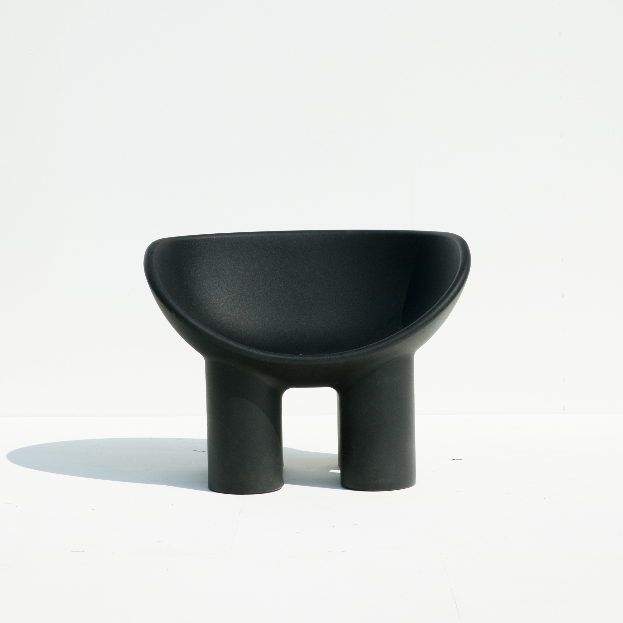 Schwarzer Roly Poly Sessel von Driade, moderner Design Stuhl mit zwei Beinen.