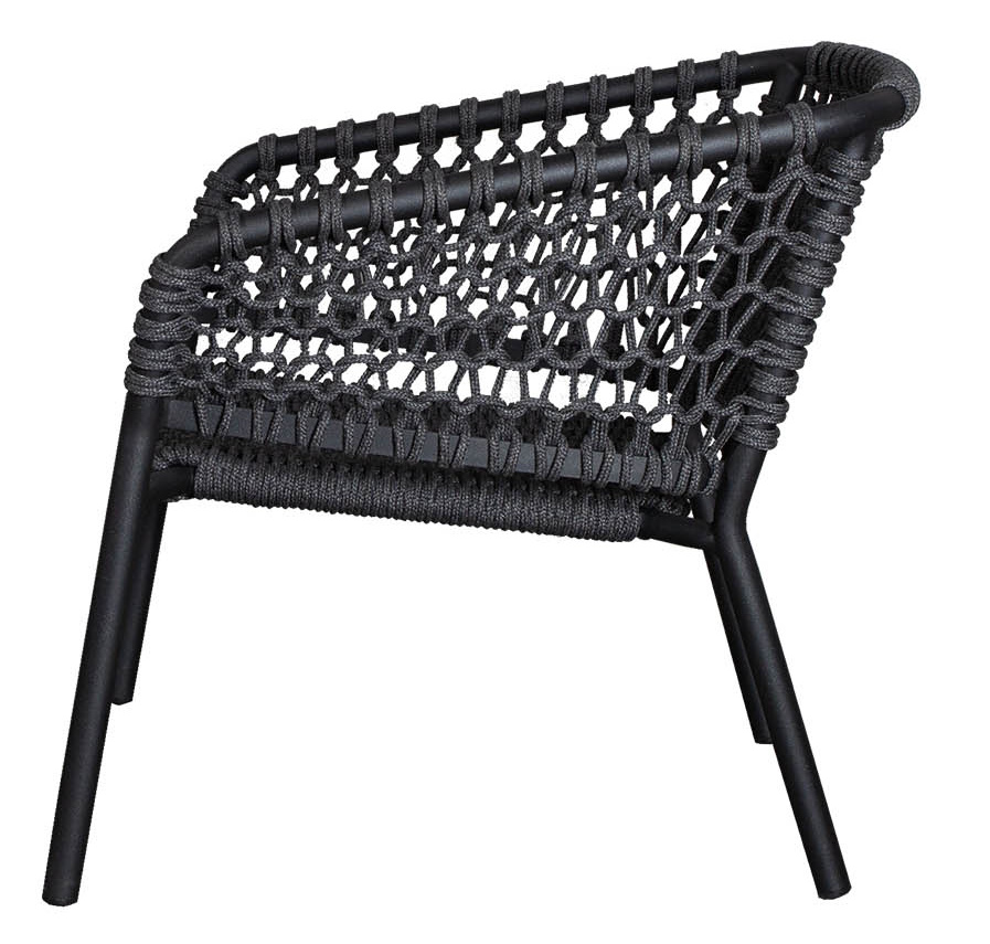 Ocean Loungesessel von Cane-Line, Outdoor-Sessel mit schwarzem Rahmen und geflochtener Sitzfläche.