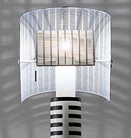 Shogun Tischleuchte von Artemide: Design Lampe mit weißem Schirm und gestreiftem Fuß.