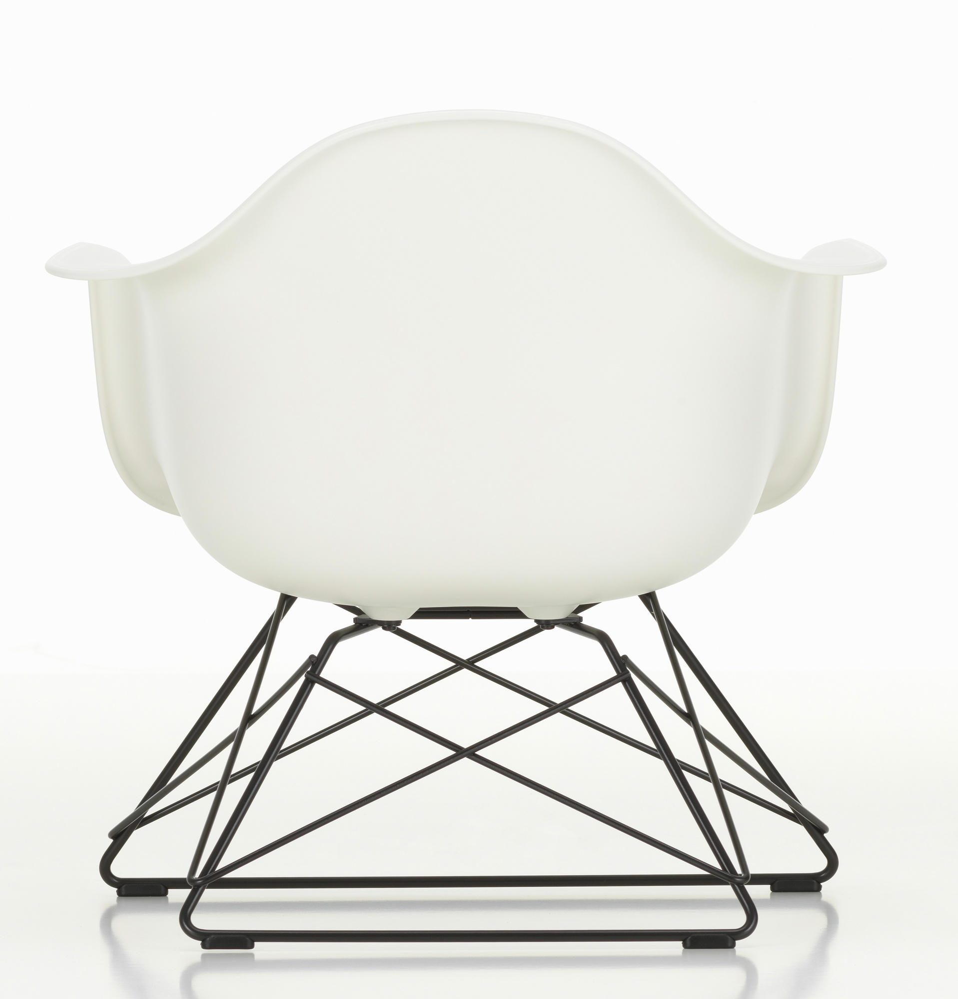 Rückansicht des weißen Eames Plastic Arm Chair LAR Stuhls von Vitra mit schwarzem Kufengestell.