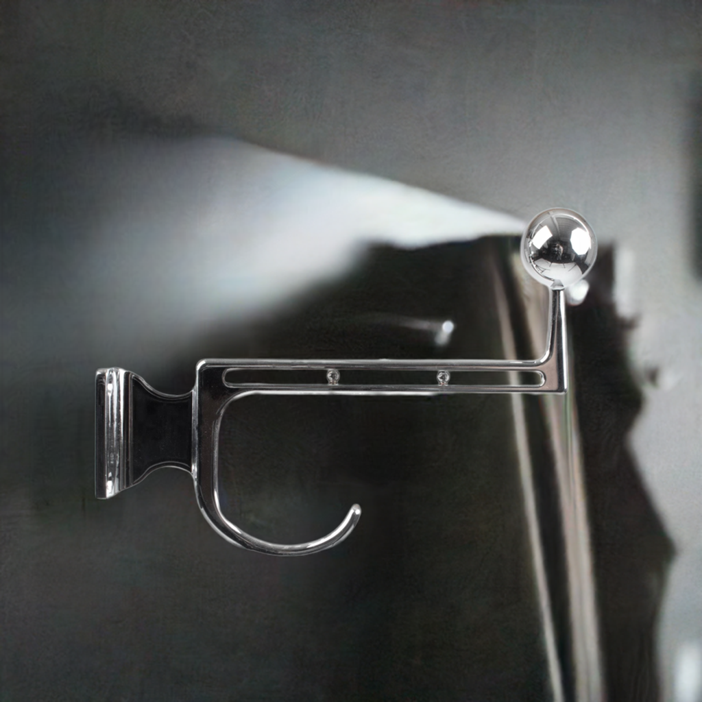 Silberner Garderobenhaken von Volker Lang, Modell Large, zur Wandmontage für Jacken und Mäntel.