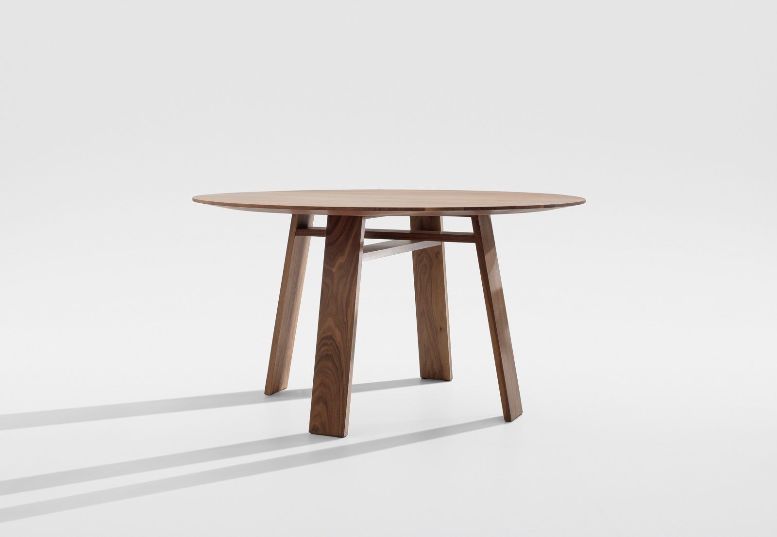 BONDT Tisch: Runder Esstisch aus Holz mit minimalistischem Design und vier Beinen.