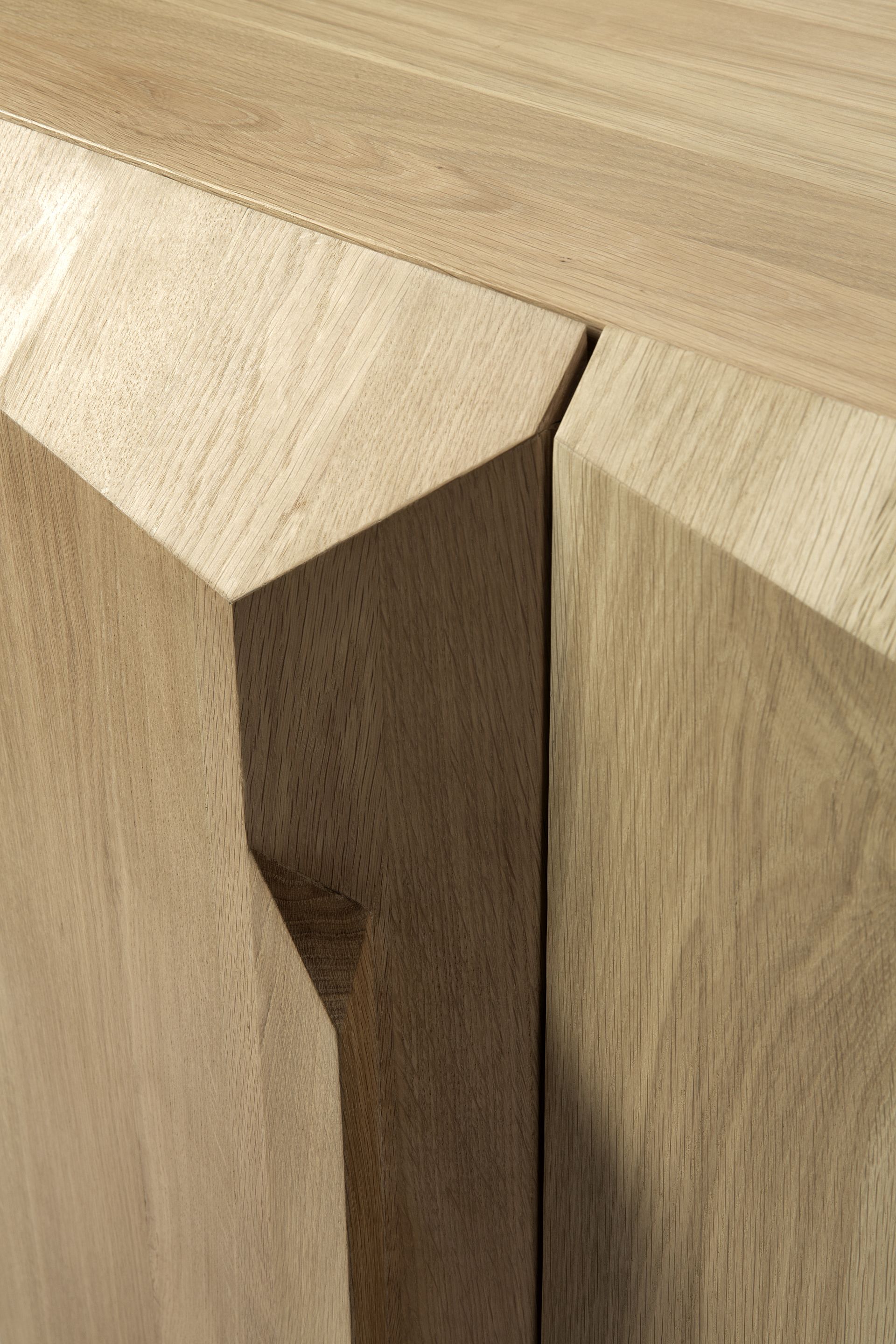 Detailaufnahme der Ethnicraft Stairs Anrichte aus Eiche mit vier Türen und markanter Holzmaserung.