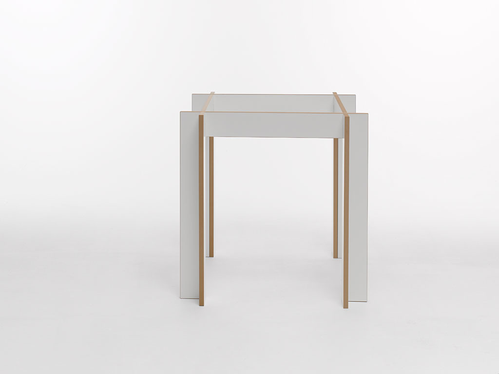 Tojo Tischgruppe: Kleiner, quadratischer Beistelltisch in Weiß mit minimalistischem Design für moderne Wohnräume.