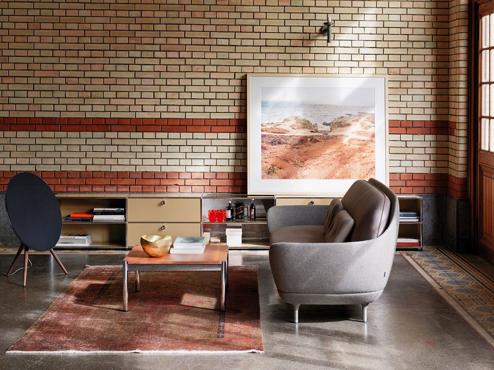 USM Beistelltisch mit quadratischer, weißer Lederauflage (Leather on Top) im modernen Wohnzimmer.