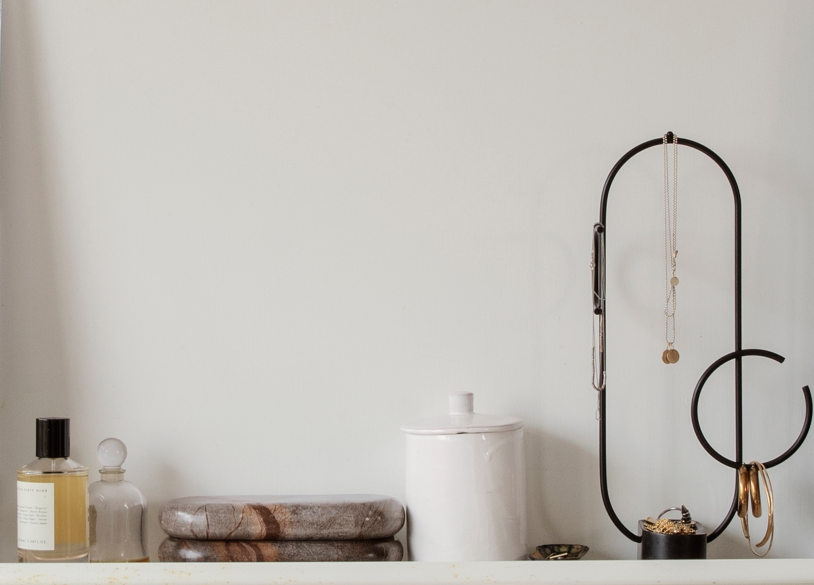 Obu Jewellery Stand: Moderner Schmuckständer von Ferm Living aus schwarzem Metall mit Schmuck.