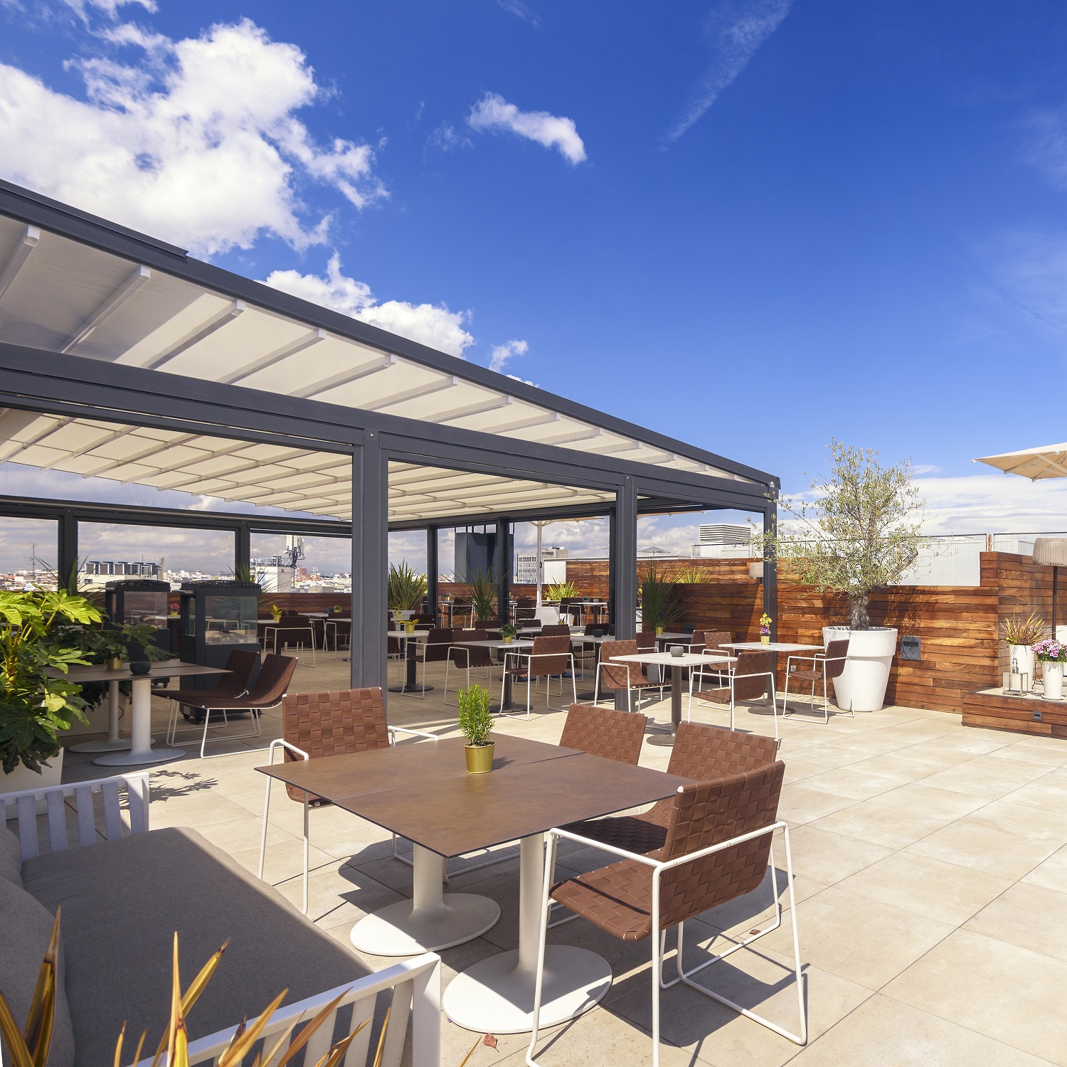 Trenza SO0700 Outdoor Armlehnenstuhl stapelbar Andreu World