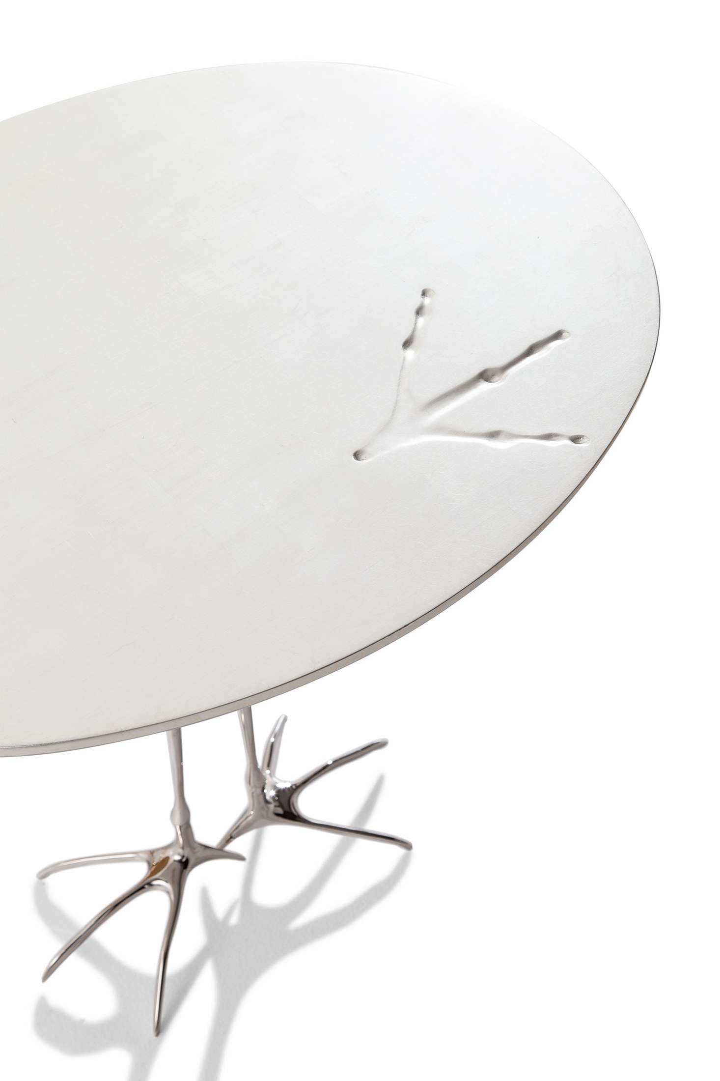 W50 Traccia Beistelltisch von Cassina, runder Tisch mit filigranem, silberfarbenem Metallfuß und Blattmuster.