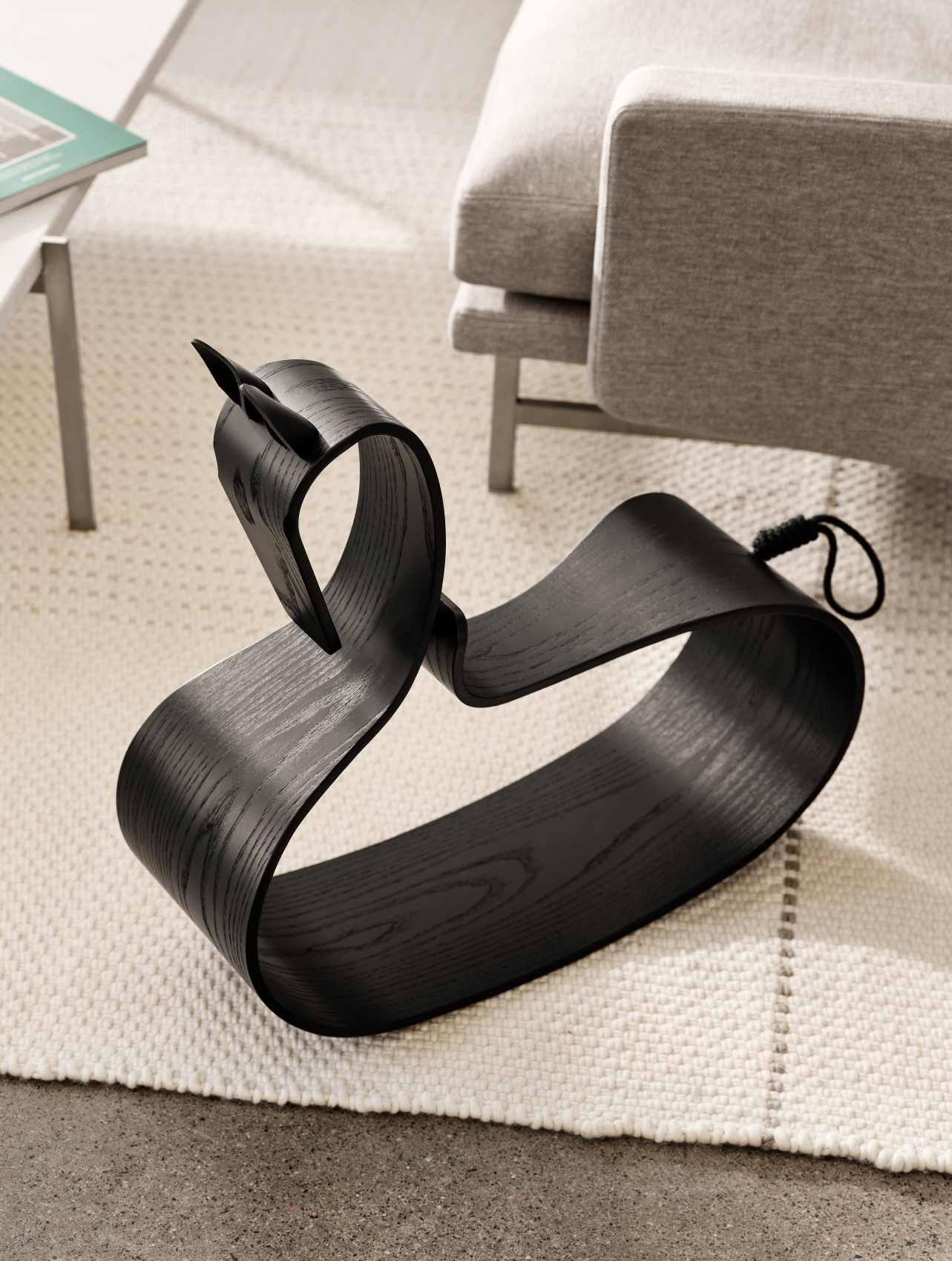 Schaukelpferd aus Esche, schwarz lackiert, von Fritz Hansen. Modernes Design Schaukelpferd für Kinder.