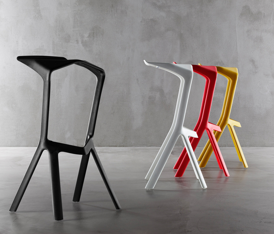 Mehrfarbige Design Barhocker aus Kunststoff: Schwarz, Weiß, Rot und Gelb. Moderne Hocker für Küche oder Bar.