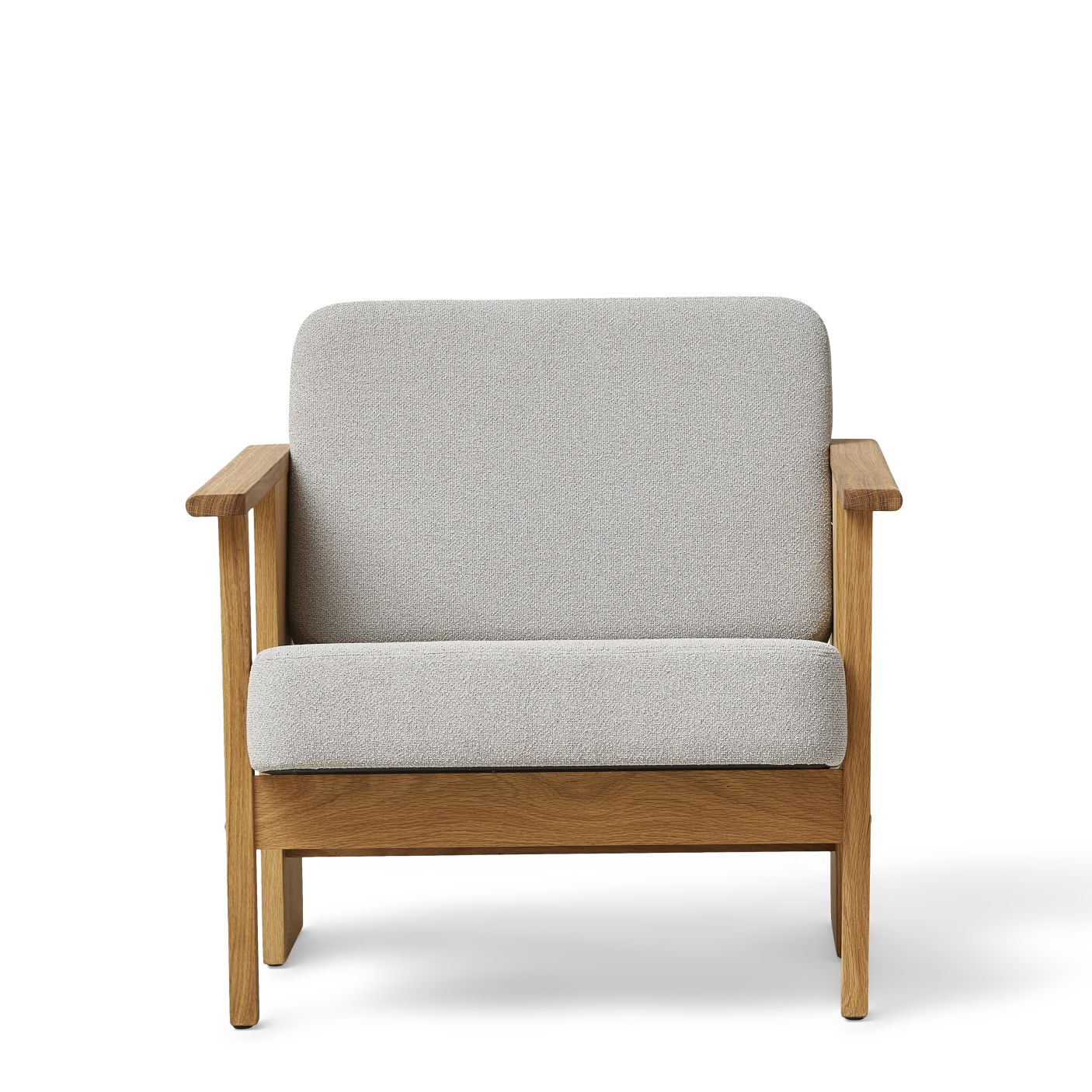 Block Lounge Chair Sessel von Form & Refine mit grauem Stoffbezug und Holzrahmen.