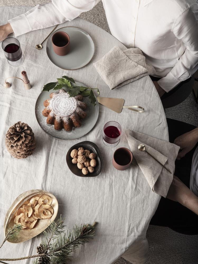 Festlich gedeckter Tisch mit Ripple Weingläsern, Kuchen, Nüssen und Dekoration für gemütliche Stunden.