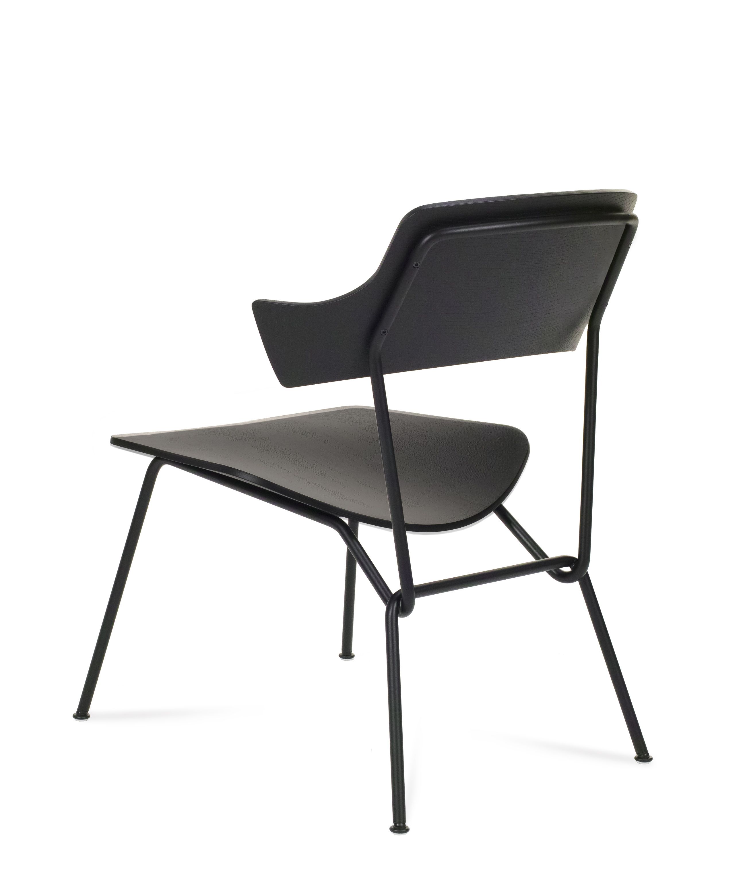 Schwarzer Strain Stuhl von Prostoria, minimalistisches Design mit Holzschale und filigranem Metallgestell.