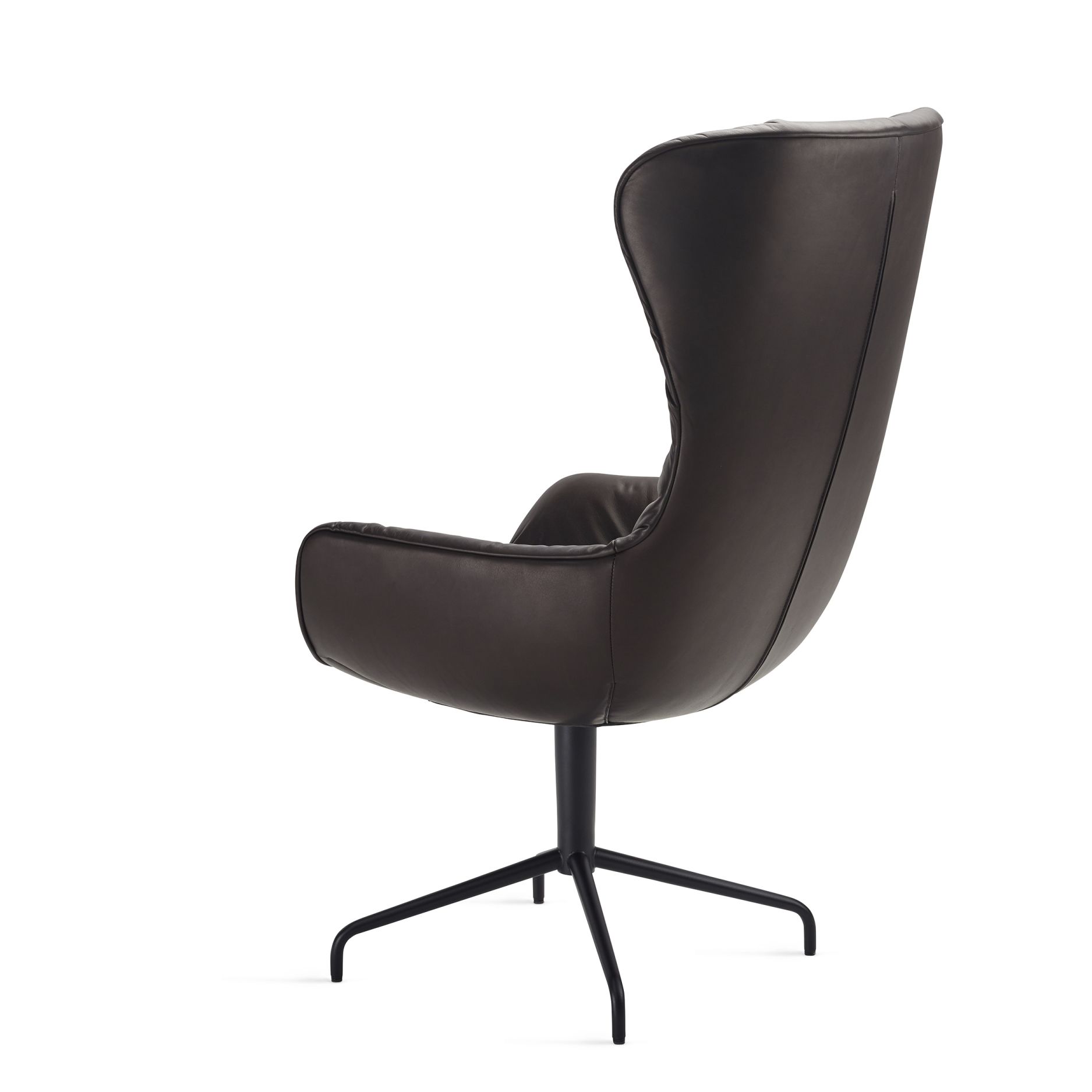 Braunleder Leya Stuhl mit hoher Rückenlehne und schwarzem Drehfuß, Freifrau Manufaktur Design.