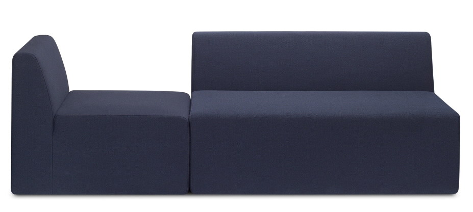 Blaues Kerman Modulsofa von e15, ein modernes Wohnzimmermöbel mit konfigurierbaren Elementen.