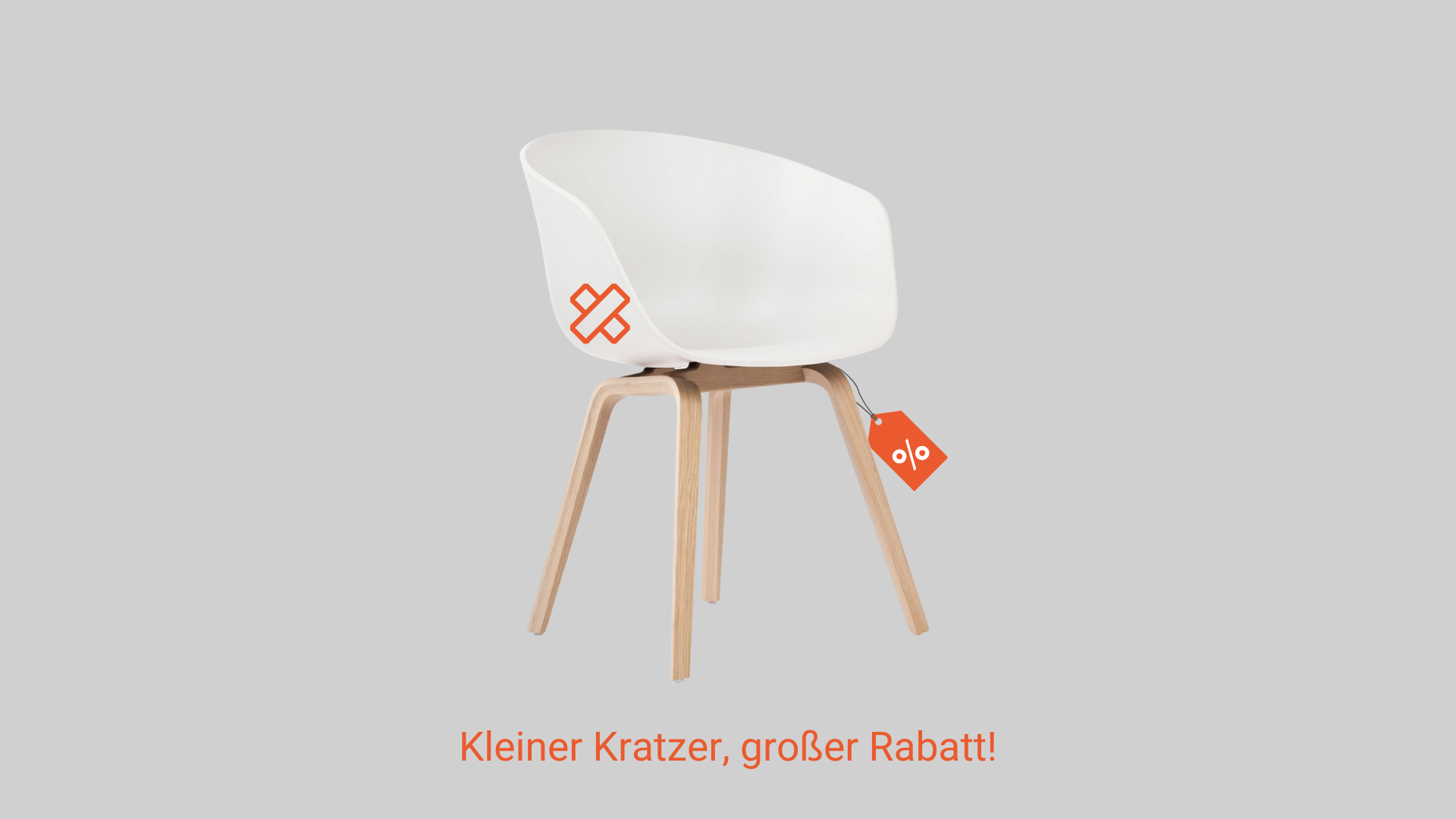 Weißer Design Stuhl mit Holzbeinen und kleinem Kratzer, reduziert im Angebot. Günstiger Stuhl kaufen.
