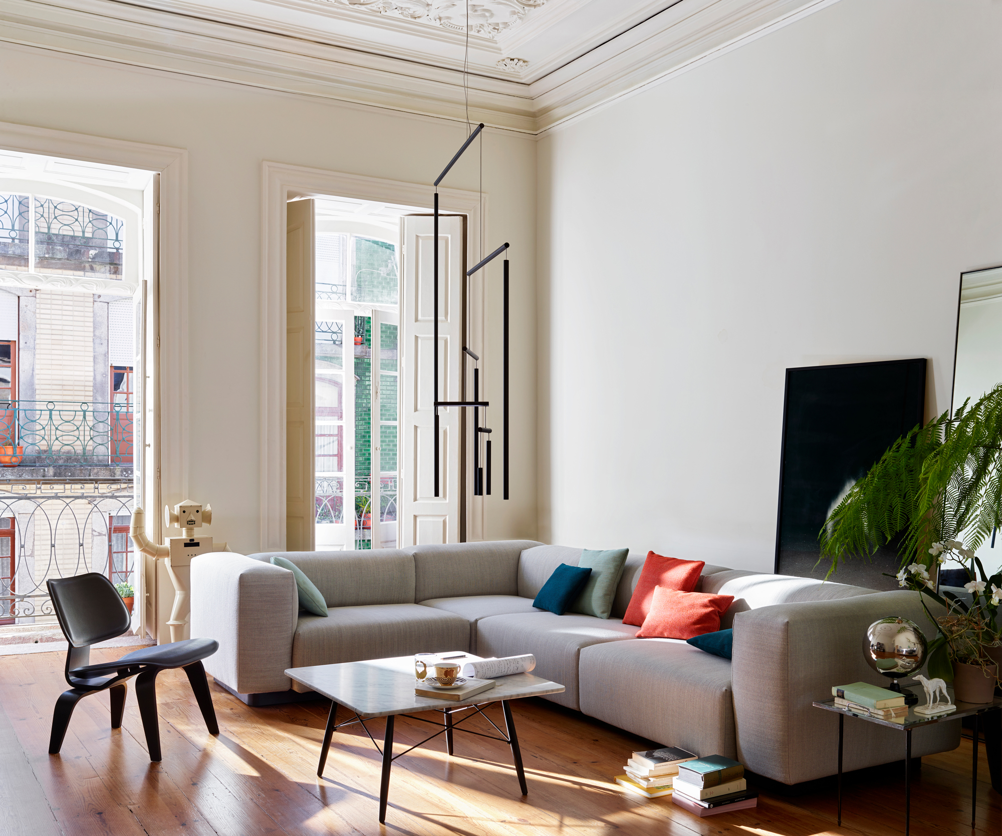 Soft Modular Sofa 3-Sitzer mit Chaise Longue in Braun von Vitra im hellen Wohnzimmer.