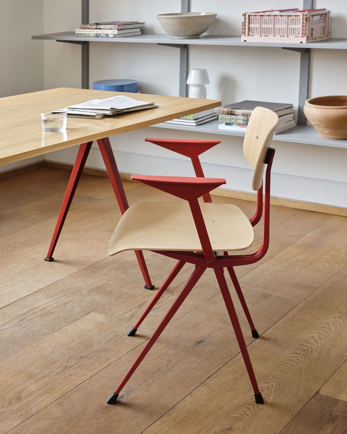 Result Armchair von Hay: Armlehnenstuhl mit rotem Stahlgestell und hellem Holz, modernes Design.