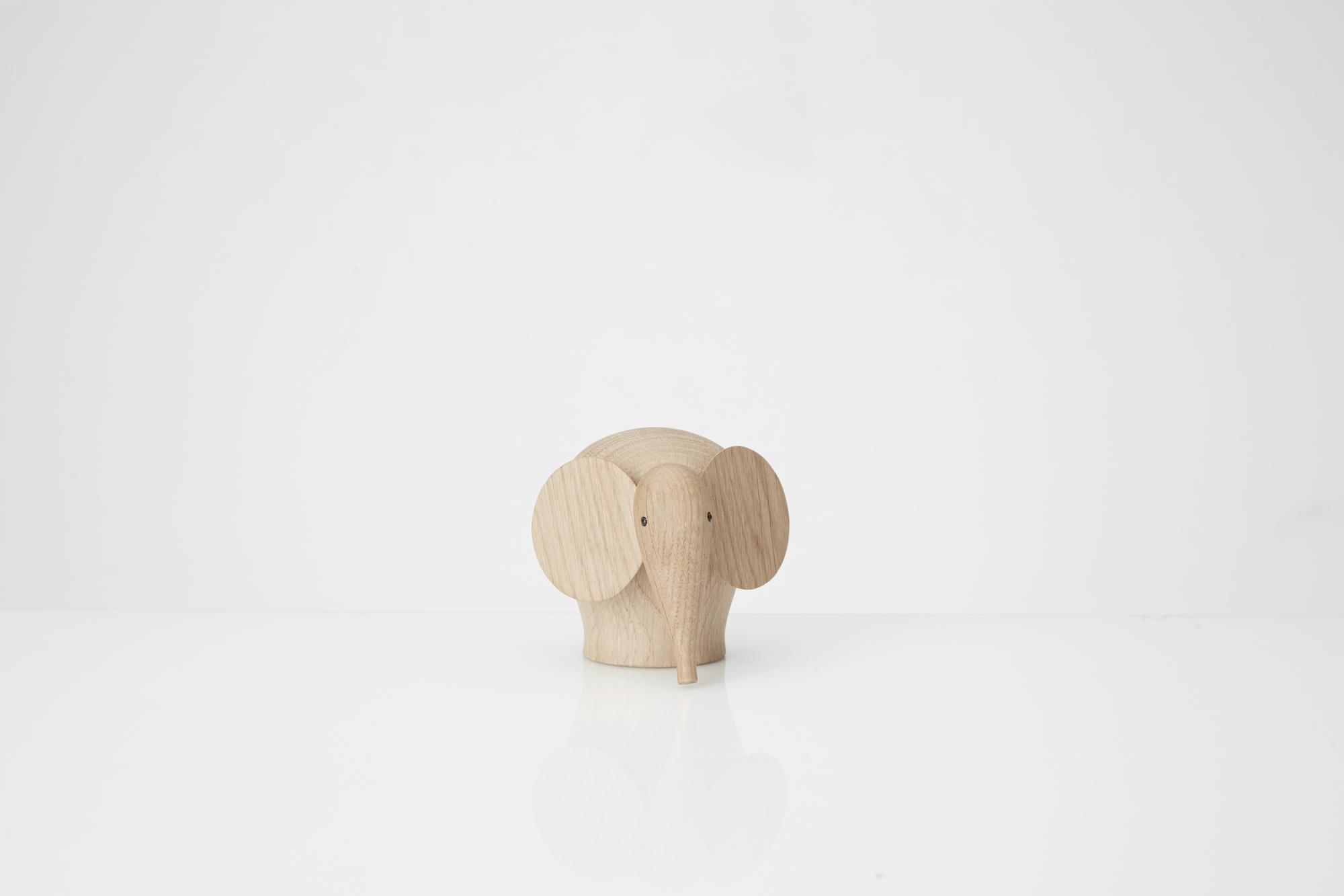 Nunu Elephant Holzelefant Miniatur von Woud, ein dekoratives Holzspielzeug für Kinder und Designliebhaber.