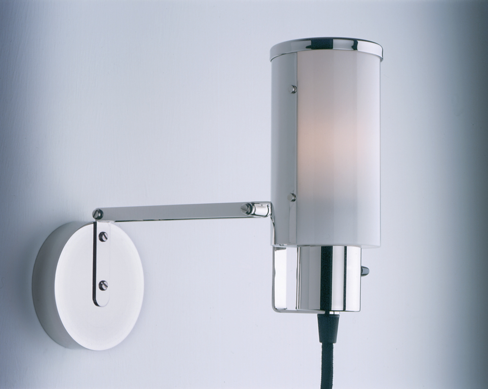 Wandleuchte Wagenfeld WNL 30 von Tecnolumen, Bauhaus Design mit Opalglas Schirm und verchromtem Metall, Licht an.