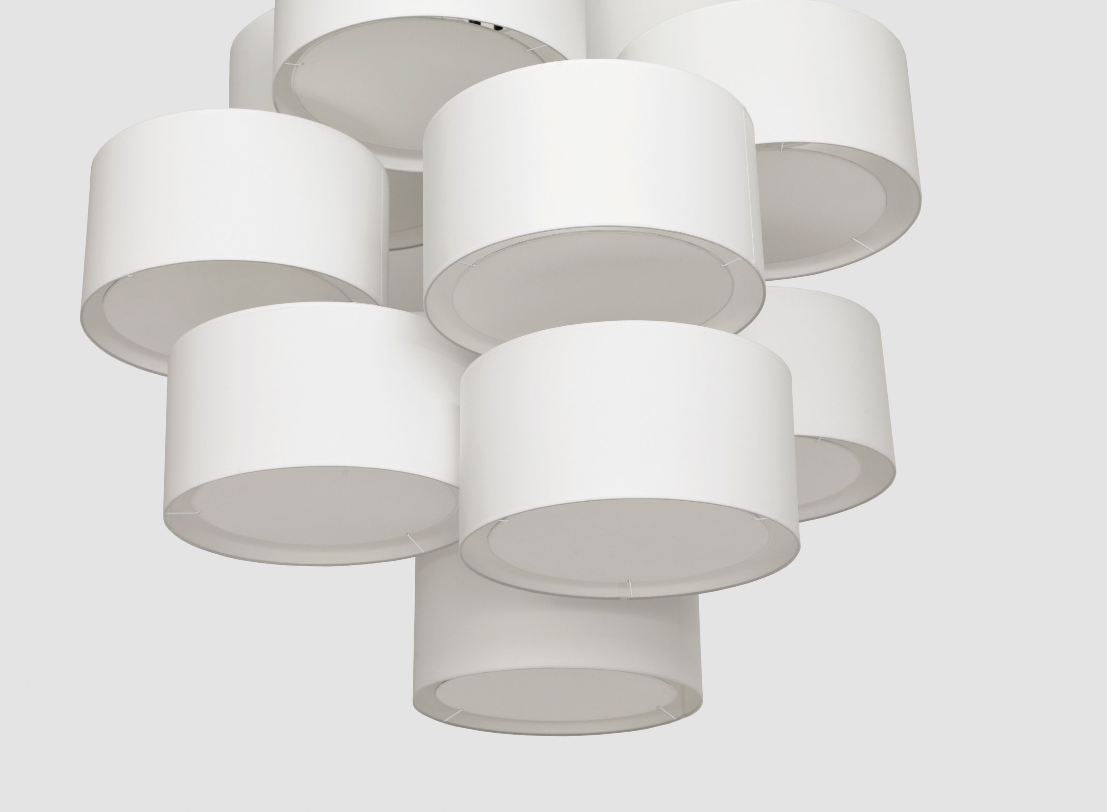NOON 12 Deckenleuchte: Moderne, weiße Hängelampe mit zylindrischen Lampenschirmen für stilvolle Beleuchtung.