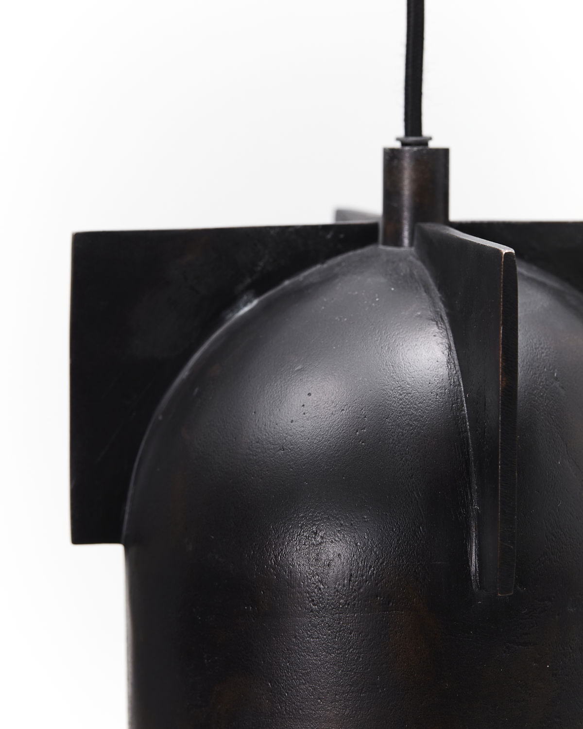 Detailaufnahme: Akola Pendelleuchte von House Doctor, schwarze Hängelampe mit markantem Design.