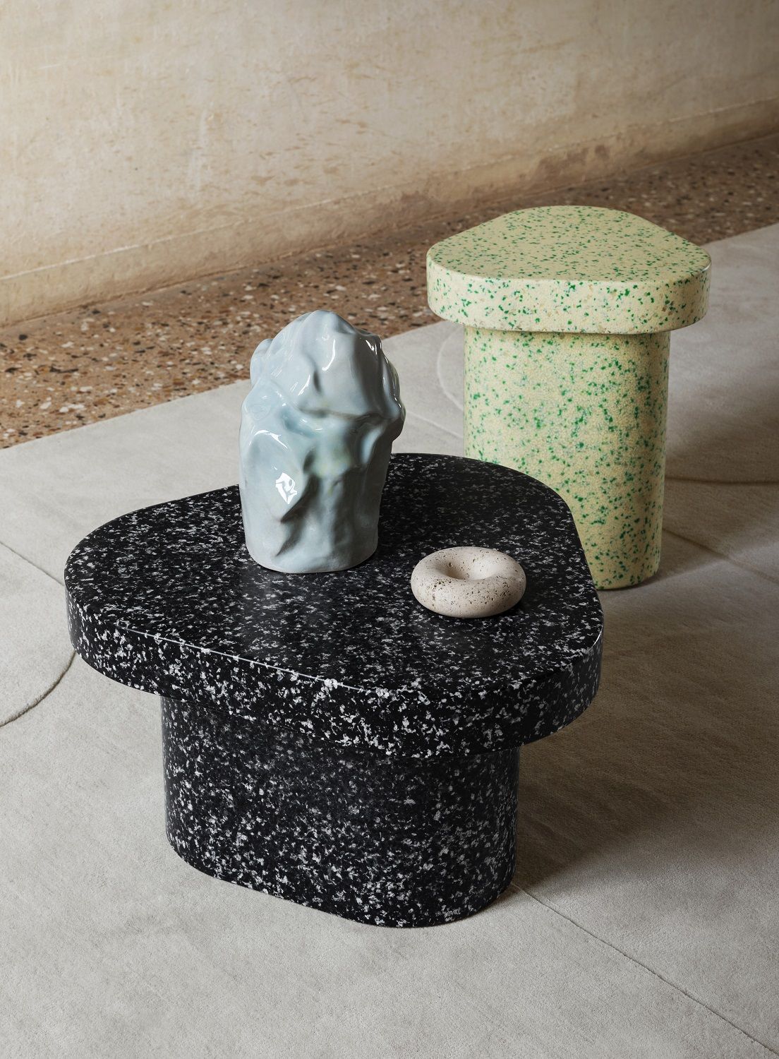 Superpop Couchtisch von Miniforms, weiße Ausführung. Indoor/Outdoor-Couchtisch mit schwarzer, gesprenkelter Oberfläche. Modernes Design für Wohnzimmer und Terrasse.