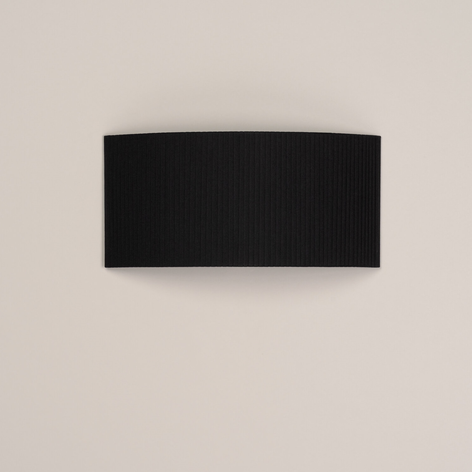 Rechteckige, schwarze Comodín Wandleuchte von Santa & Cole mit gerippter Oberfläche für stimmungsvolle Beleuchtung.