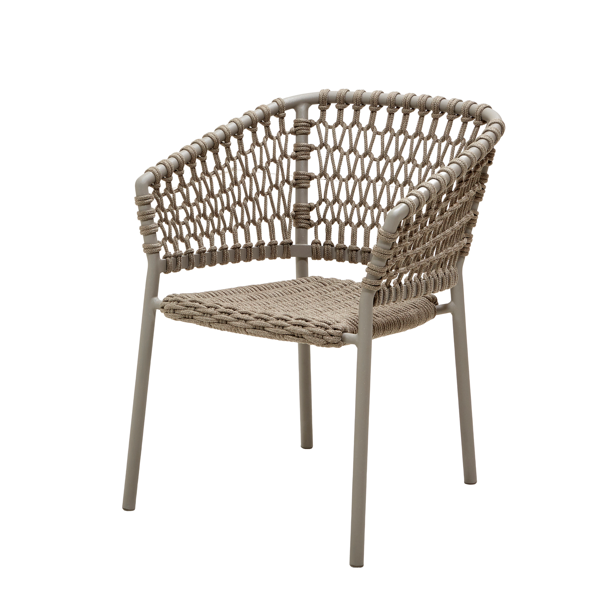 Ocean Sessel von Cane-Line in Taupe: Outdoor Sessel mit geflochtener Sitzfläche und Rückenlehne.