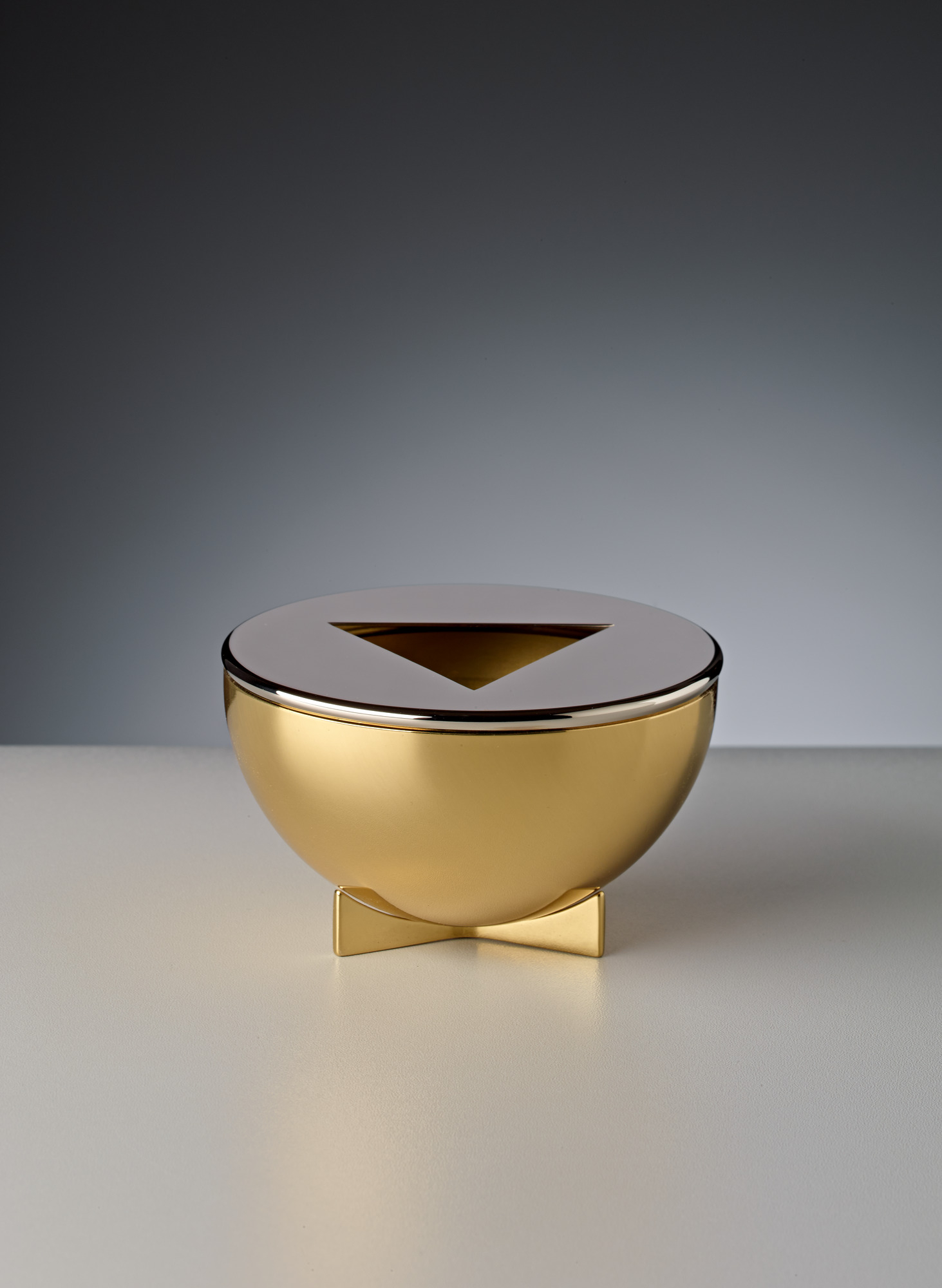 Goldener MB 24 Bauhaus Aschenbecher von Marianne Brandt für Tecnolumen mit dreieckiger Öffnung.