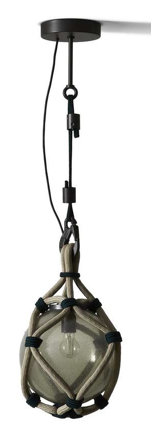 Bollicosa Nautilus Pendelleuchte von Cassina: Outdoor-Hängelampe mit Glaskörper und Seilumwicklung für Garten und Terrasse.