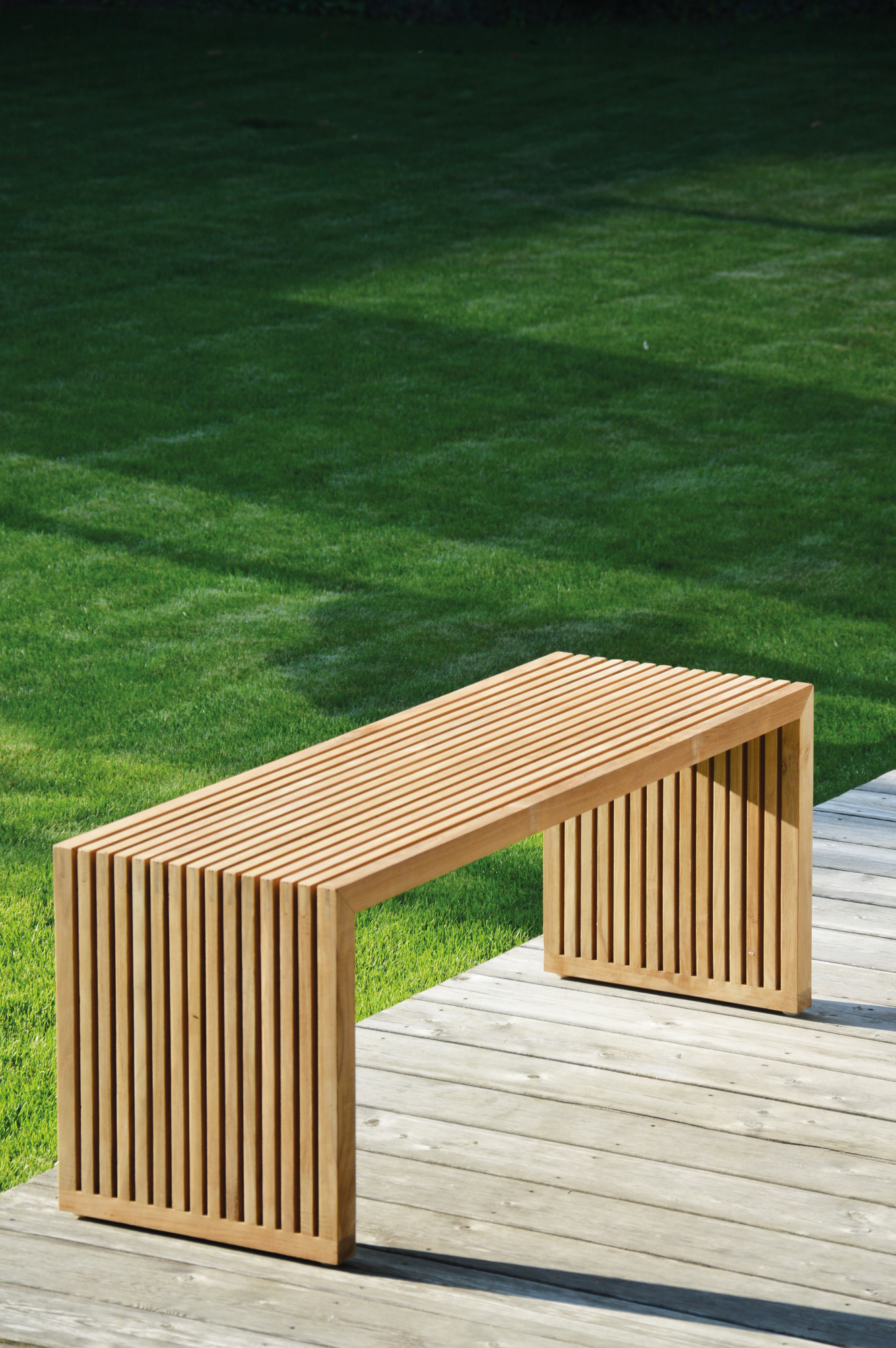 Tivoli Bank Natur von Jan Kurtz, Gartenbank aus Teakholz mit Lattenrost auf Holzterrasse.