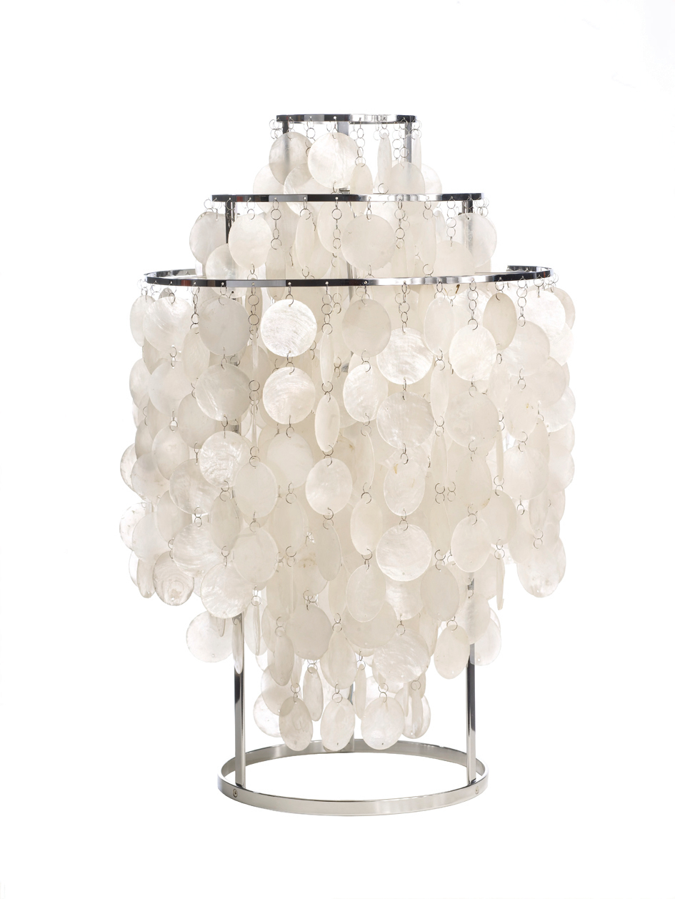 FUN 1TM Tischleuchte von Verpan mit Muscheln und Chromgestell auf weißem Hintergrund.