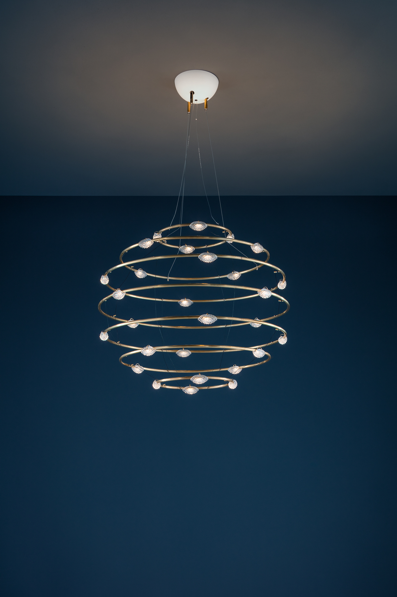 28 Petits Bijoux Pendelleuchte von Catellani & Smith: Goldene Ringe mit funkelnden Kristallen. Design Lampe.