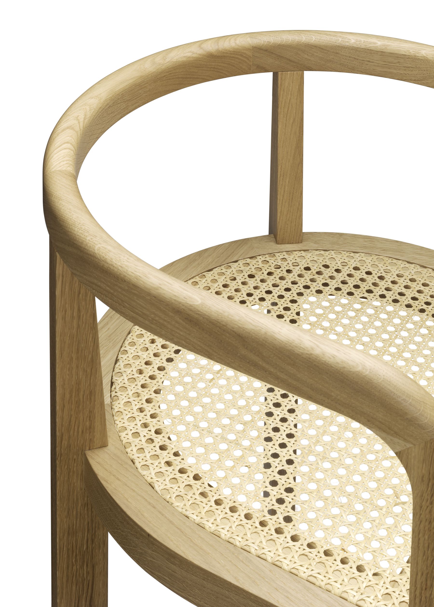 Detailansicht des RH01 Stuttgart Stuhls von e15: Holzrahmen und Sitzfläche aus Wiener Geflecht.