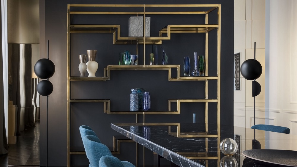 Superluna Stehleuchte von Oluce: Moderne LED Lampe mit zwei schwarzen Kugeln im Interieur.