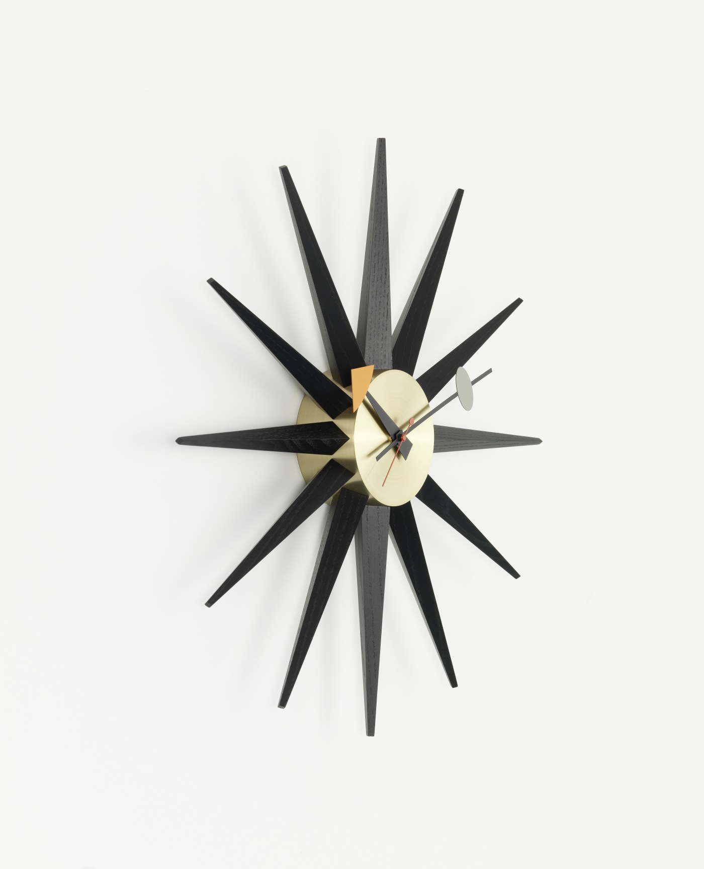 Sunburst Clock: Schwarze Wanduhr im Retro-Design mit Messing-Ziffernblatt von Vitra. Dekorative Uhr für Wohnzimmer.