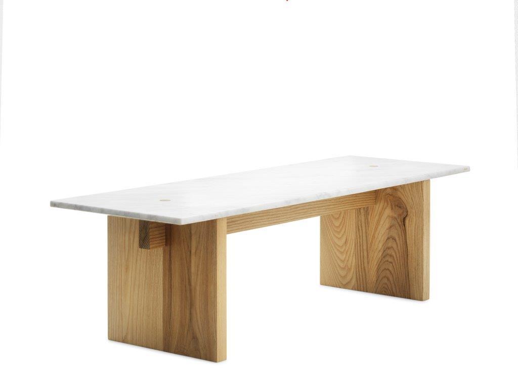Solid Table Couchtisch von Normann Copenhagen: Moderner Couchtisch mit Marmorplatte und Holzgestell.