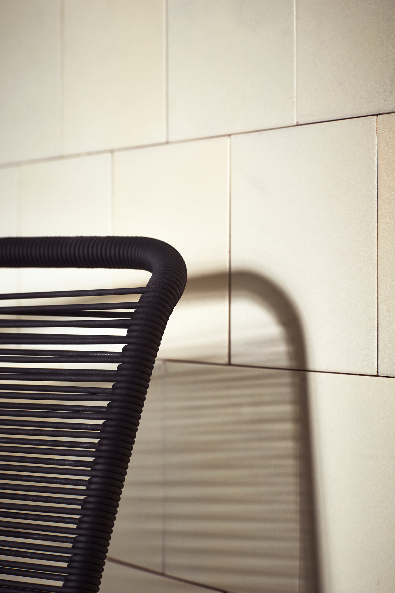 Detailaufnahme: Panton One Outdoor Stuhl mit schwarzer Schnur und Edelstahlgestell. Design Gartenmöbel.