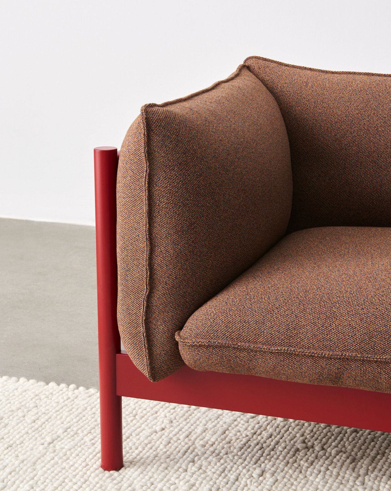 Detailaufnahme des Arbour Eco Sofa von Hay, 2-Sitzer, mit rotem Rahmen und braunem Stoffbezug.