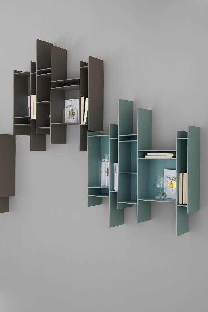 Wandmontiertes Randomito Regalsystem in Braun und Grün, modernes Design für Bücher und Dekoration.