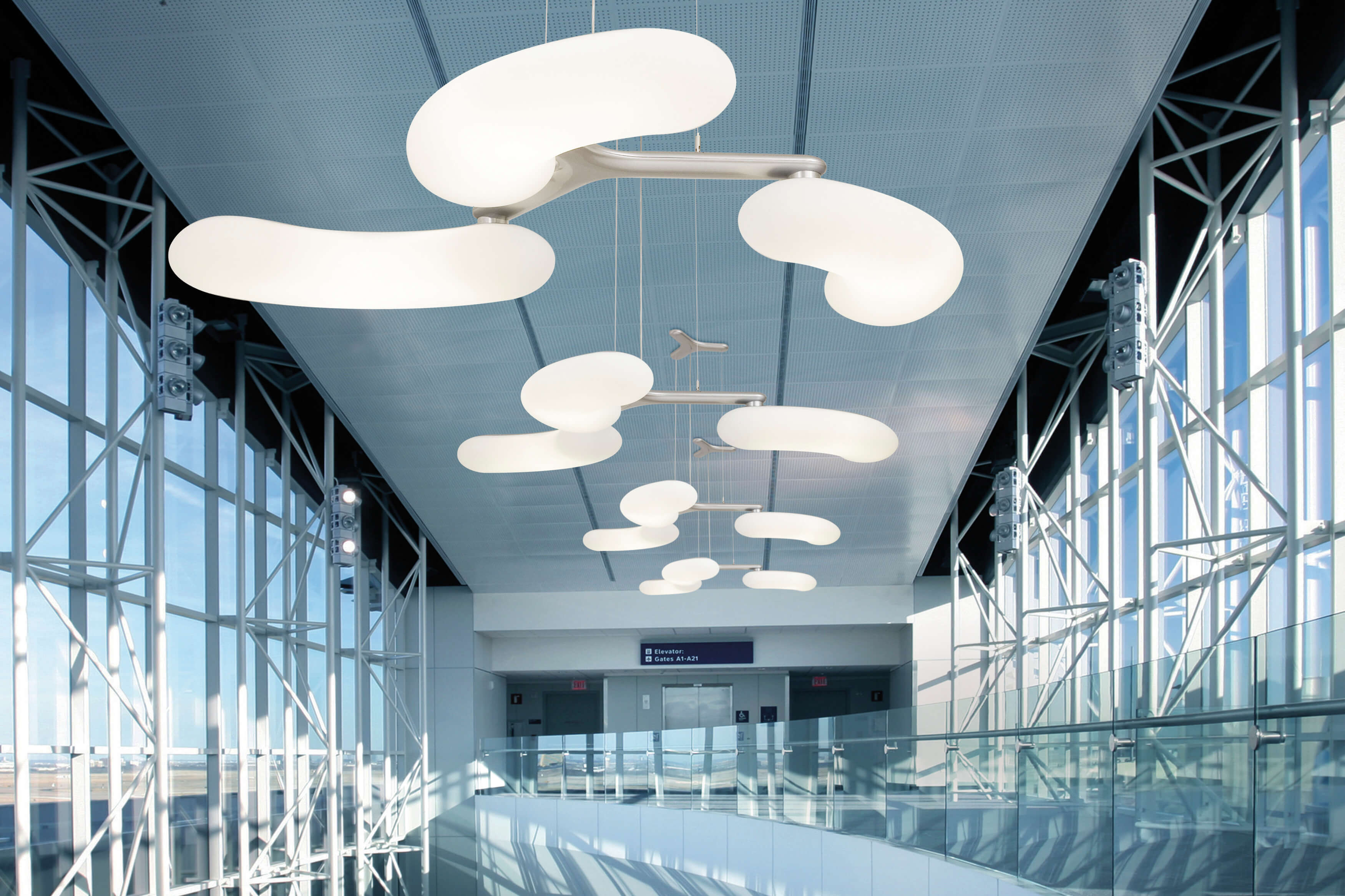 Blade PL Pendelleuchte: Mehrere moderne Designer-Hängeleuchten mit organischen Formen in einem hellen, öffentlichen Raum.
