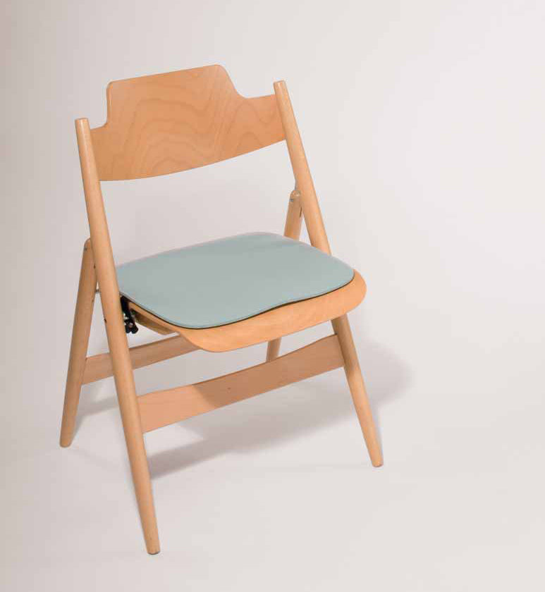 Sitzauflage aus Filz für Stuhl SE 18 E.Eiermann Parkhaus Berlin, hellblau, auf Holzstuhl.