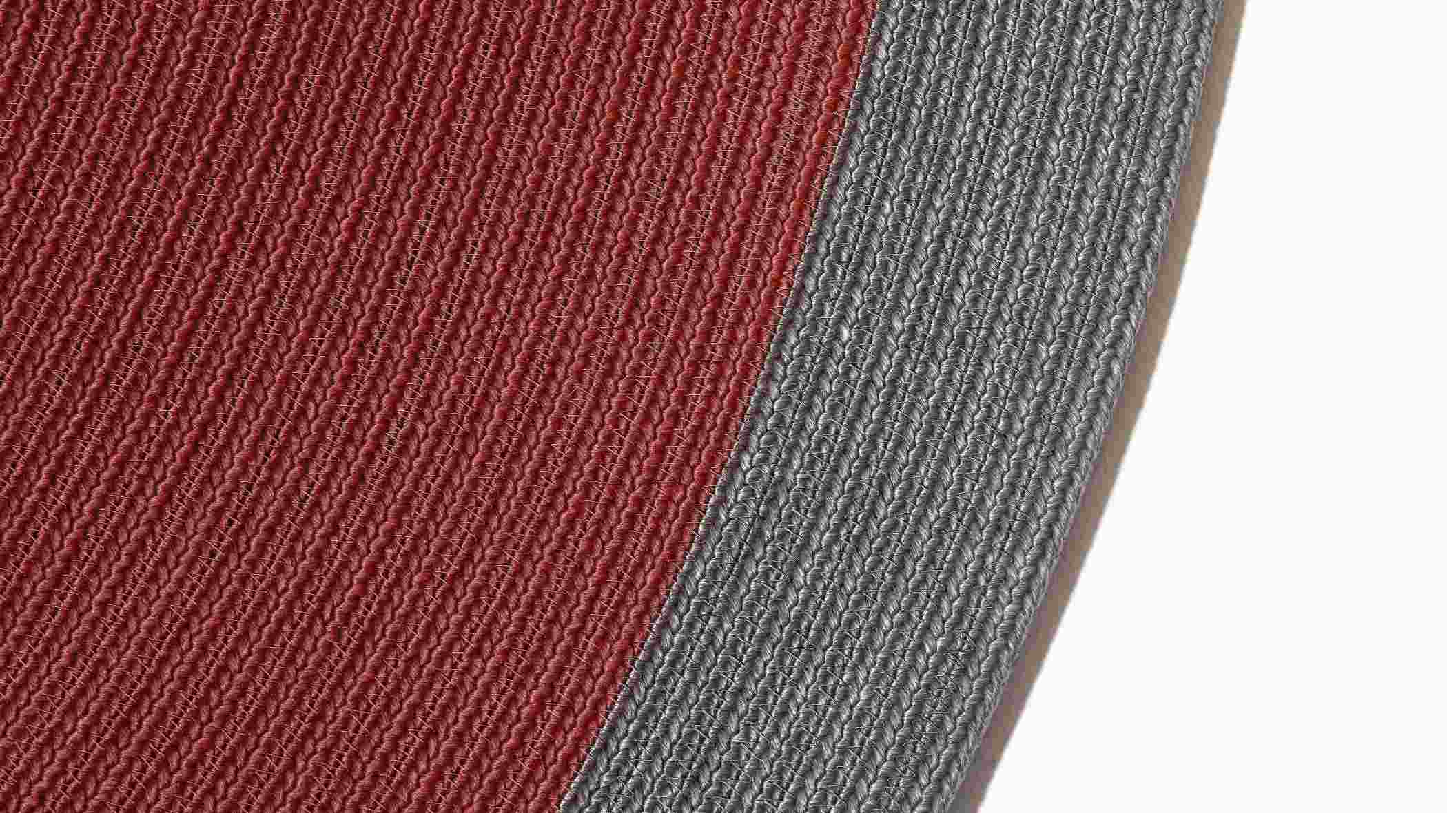 Detailaufnahme des Cassina Circus Teppichs, rot-grau, ideal für den Außenbereich. Outdoor Teppich.