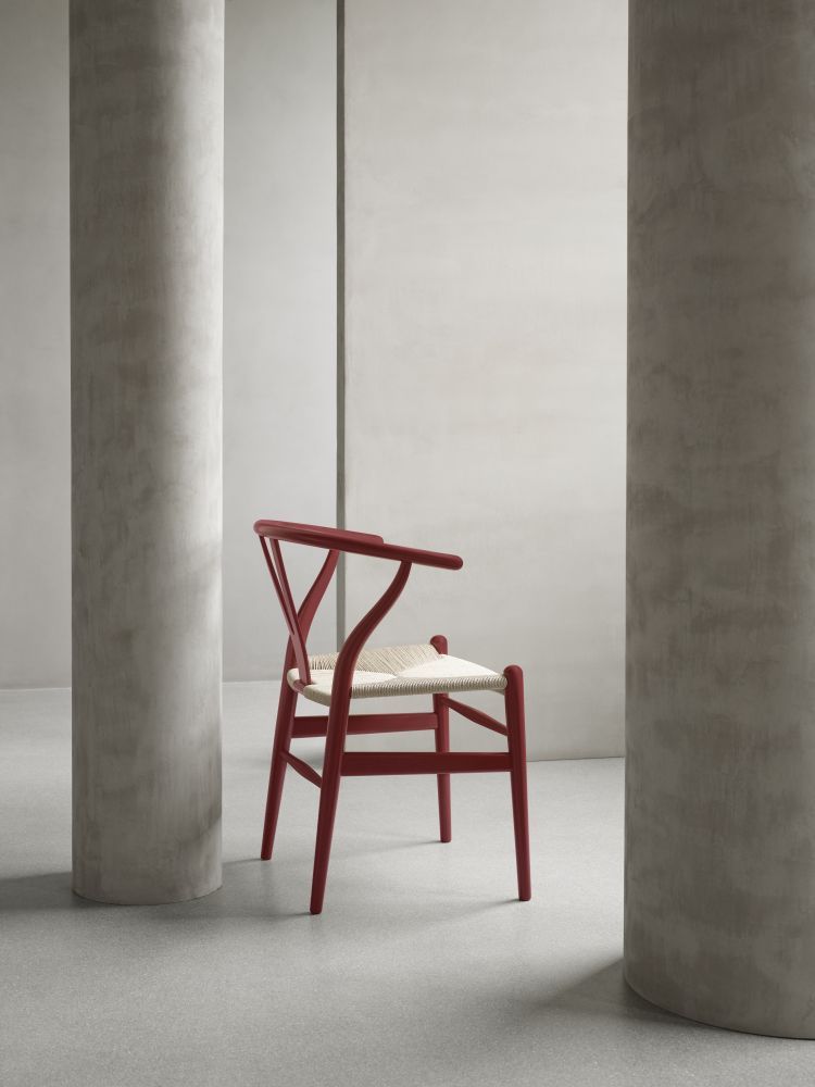 Terrakottafarbener CH24 Wishbone Chair Stuhl von Carl Hansen & Søn mit heller Sitzfläche. Designklassiker.