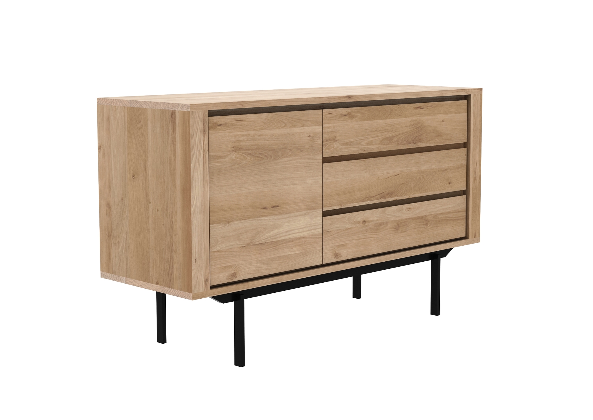 Shadow Anrichte mit einer Tür aus Eiche von Ethnicraft auf schwarzen Metallfüßen.