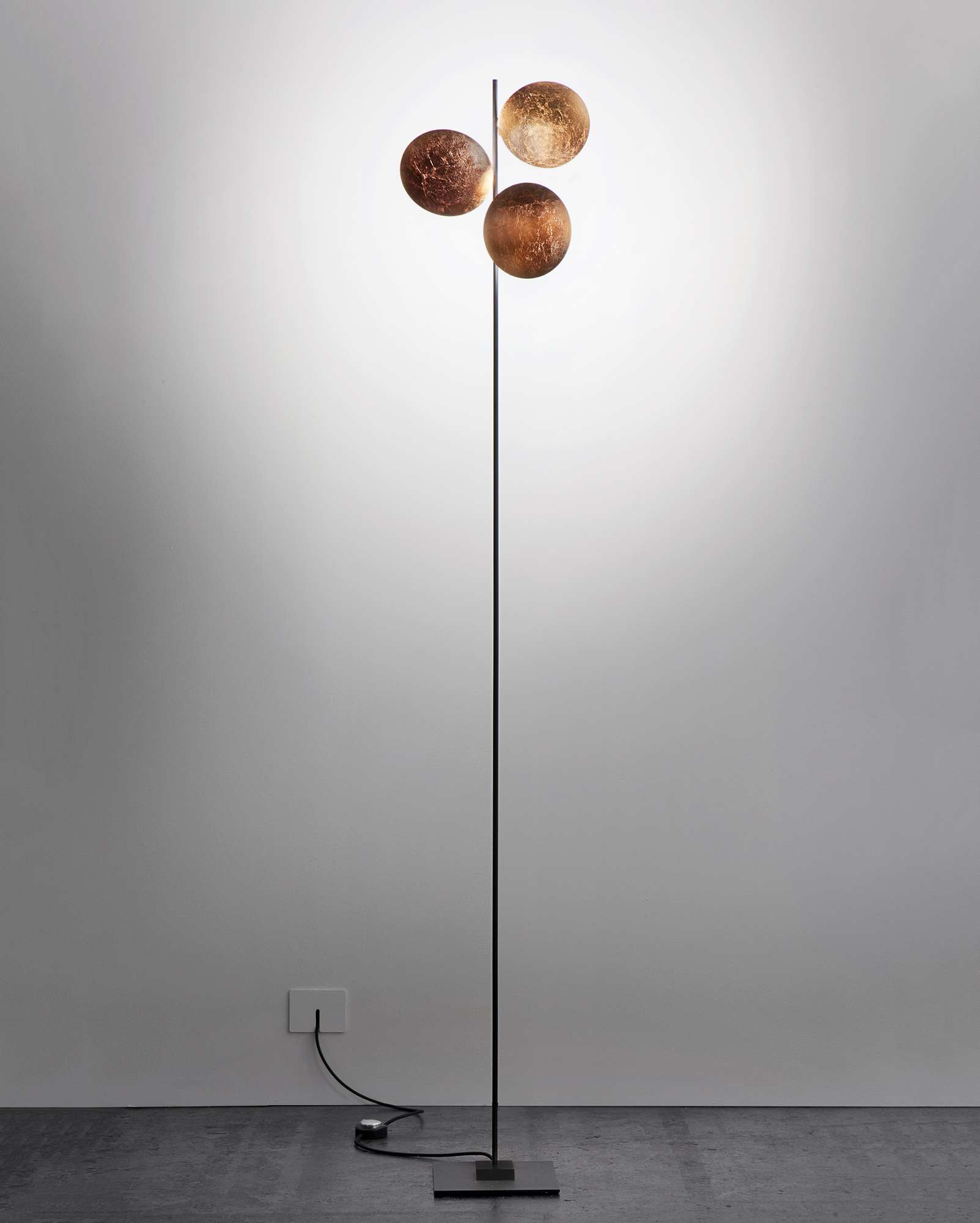 Catellani & Smith Lederam F3 Stehleuchte mit drei goldenen Kugeln, modernes Design.